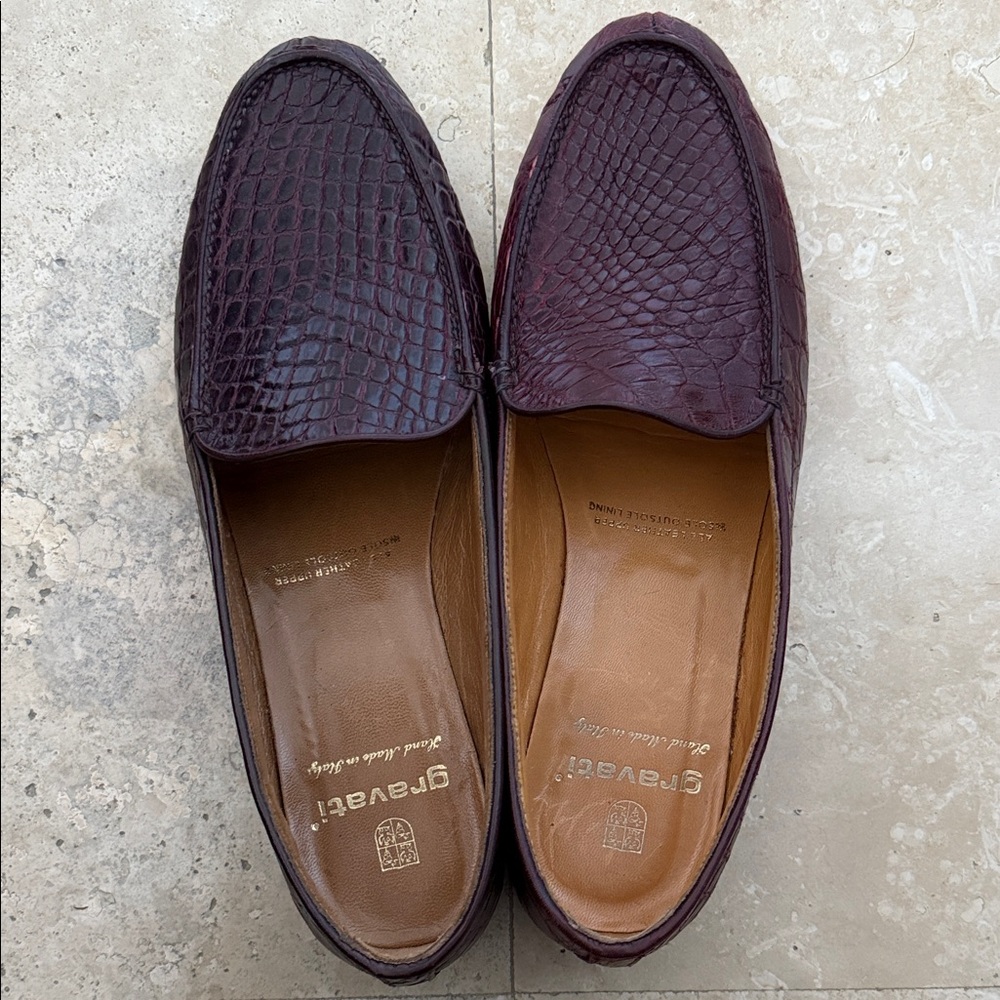 Grazie Women's Burgundy Crocodile-Embossed Loafers